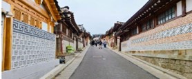 首爾北村韓屋村街道，傳統韓式建築兩側排列，充滿歷史與文化氛圍的韓國人氣旅遊景點