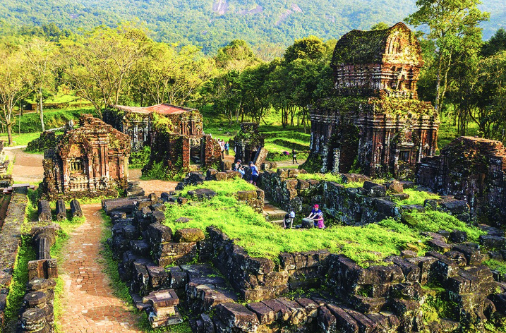 越南美山聖地遺跡，紅磚古塔與綠意草地交織，見證占婆王國歷史