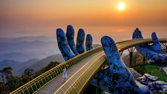 越南峴港巴拿山金橋（Golden Bridge），巨大雙手托起金色步道，夕陽美景與壯麗山景